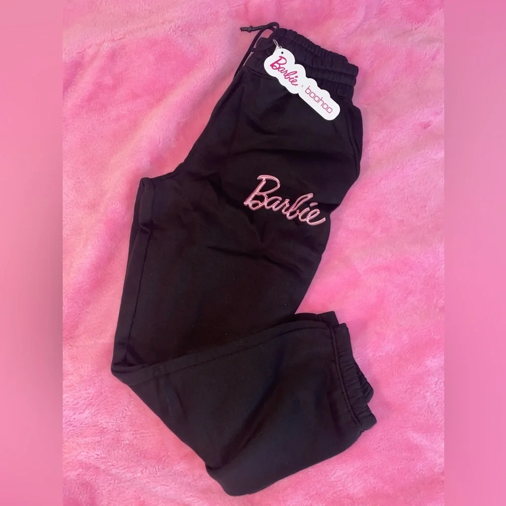 Barbie x Boohoo oversized joggers - Picture 3 of 8